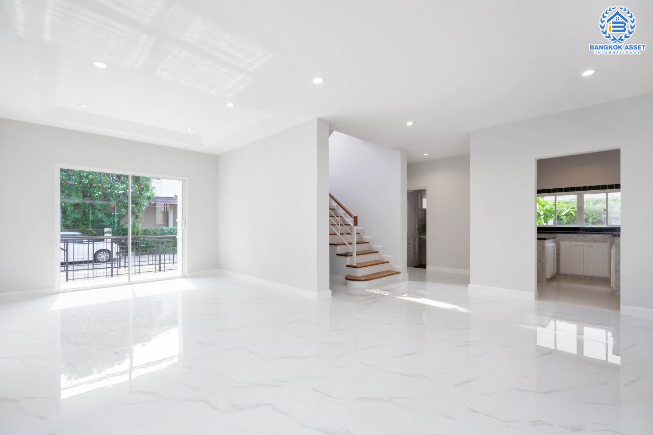 บ้านมือสองตกแต่งใหม่ คุณภาพแบรนด์ AP ม.เดอะเซนโทร รัตนาธิเบศร์-ราชพฤกษ์ ดีไซน์ Classic เนื้อที่ 50.8 ตร.ว. ฟังก์ชั่นจัดเต็ม 3 ห้องนอน 3 ห้องน้ำ 2 ที่จอดรถ บนทำเลศักยภาพ เชื่อมต่อหลายเส้นทางทั้ง ถ.ราชพฤกษ์ ,ถ.รัตนาธิเบศร์ และถ.กาญจนาภิเษก และเพียง 5 นาทีถึงรถไฟฟ้า "สถานีบางพลู"